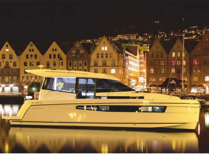 Platinum 989 Flybridge