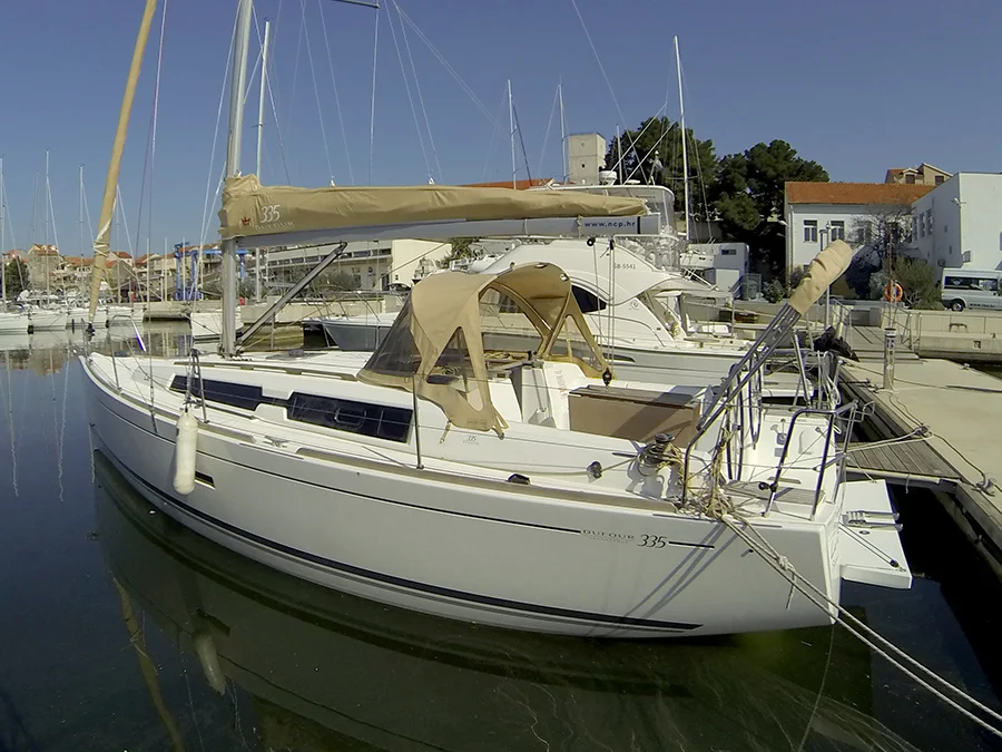 Dufour 335 GL boat