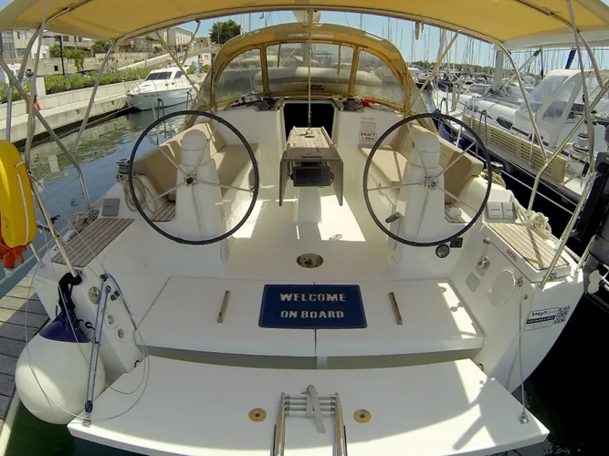 Dufour 335 GL cockpit