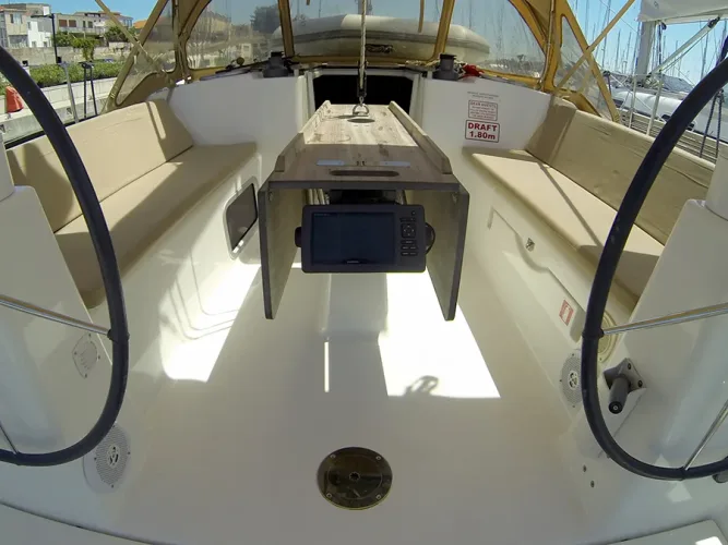Dufour 335 GL GPS plotter