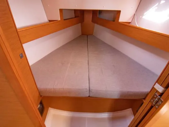 Forepeak cabin
