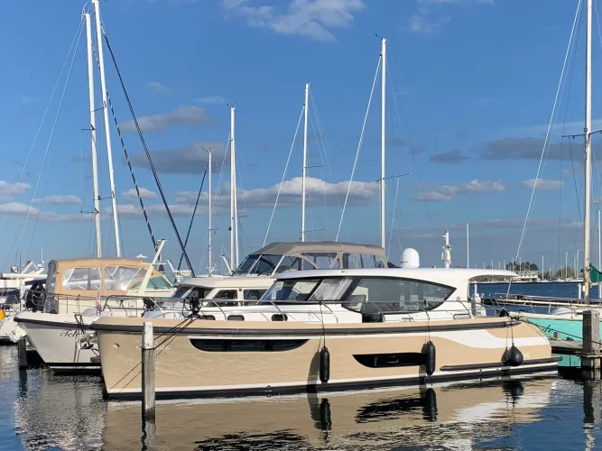 Motor yachts