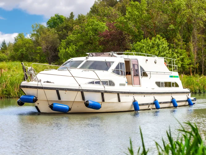 Motor yachts